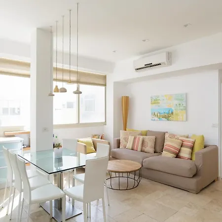 Adorable 2 Bedrooms Apt W Bomb Shelter Next To The Beach Тель-Авив Экстерьер фото