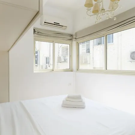 Adorable 2 Bedrooms Apt W Bomb Shelter Next To The Beach Тель-Авив Экстерьер фото