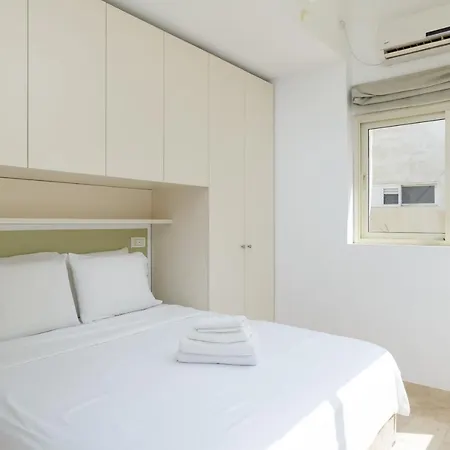 Adorable 2 Bedrooms Apt W Bomb Shelter Next To The Beach Тель-Авив Экстерьер фото