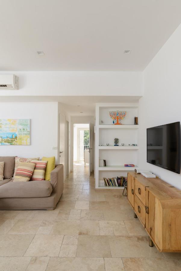Апартаменты Adorable 2 Bedrooms W Bomb Shelter Next To The *